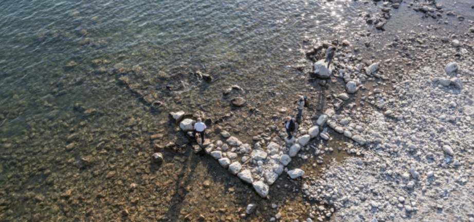 Khi mực nước trong hồ cạn đi bớt, các chuyên gia đến từ trường Đại học Van Yüzüncü Yıl đã bất ngờ tìm thấy tàn tích của một cầu tàu, một bến tàu cùng một số khối nhũ đá. Ảnh: @Đại học Van Yüzüncü Yıl.