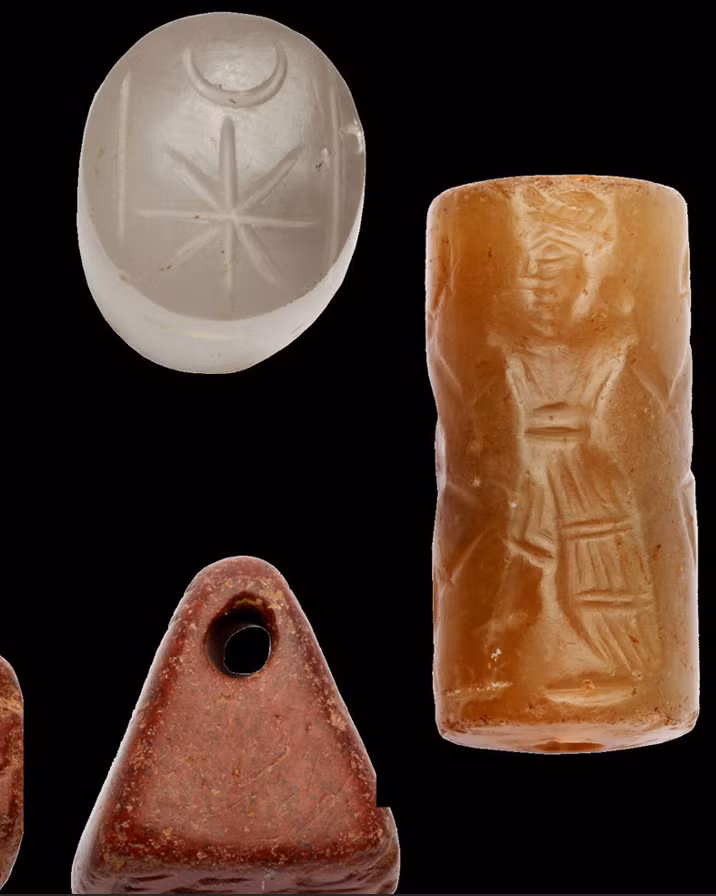 Hơn 600 con dấu đóng dấu và bùa hộ mệnh cổ xưa này ước tính có niên đại từ thế kỷ thứ 7 đến thế kỷ thứ 4 Trước Công nguyên. Ảnh @Tổ chức Nghiên Cứu Cluster of Excellence “Religion and Politics”.