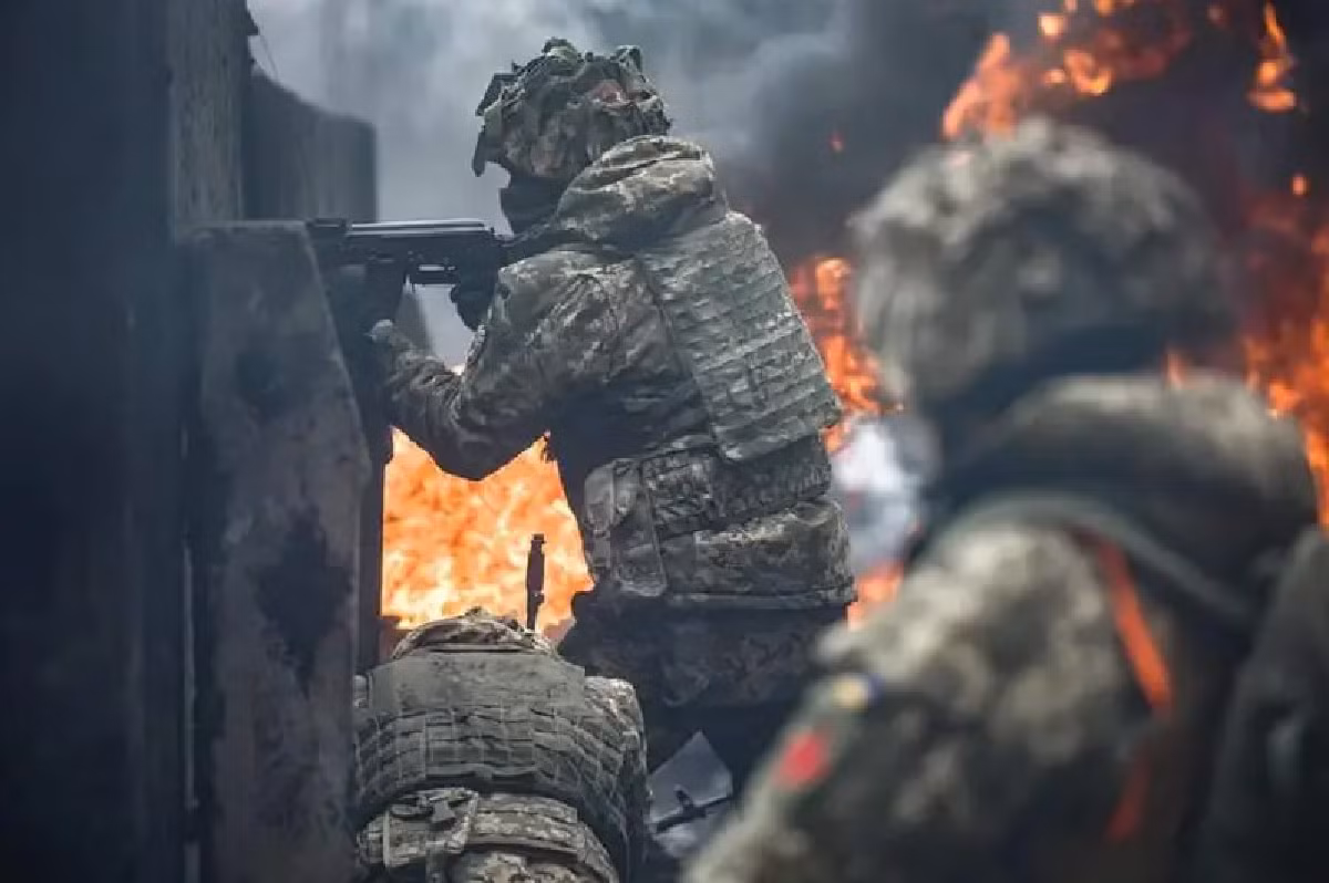 Mặc dù quân đội Ukraine đã biến Lyman thành một “khu vực pháo đài”, nhưng vẫn tồn tại không ít vấn đề, trong đó điểm yếu lớn nhất là lực lượng dự bị quá ít. Tuy nhiên, theo thói quen tác chiến của quân Ukraine, họ chắc chắn sẽ điều quân từ các nơi khác đến để tử thủ Lyman. Ảnh: Top War