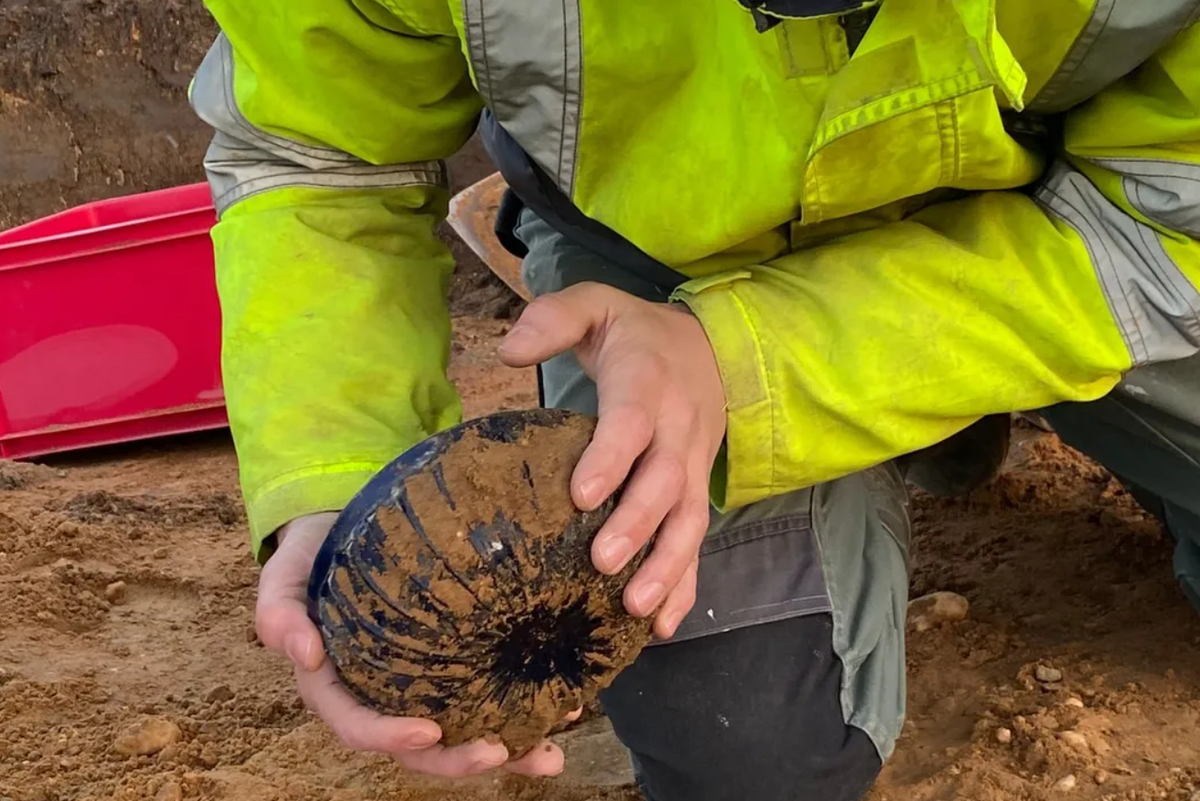 Đó là một chiếc bát thủy tinh màu xanh lam La Mã tuyệt đẹp. Chiếc bát lớn hơn lòng bàn tay một chút, nó đã tồn tại qua nhiều thế kỷ bị chôn vùi dưới lòng đất, nhưng gần như không hề bị hư hại. Ảnh: @Đại học Radboud.