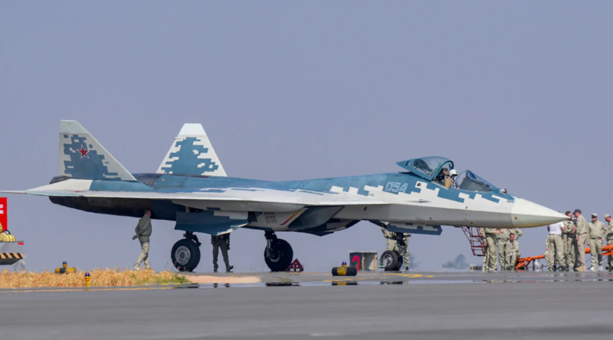 Tuy nhiên, chi phí thấp hơn của Su-57E - ước tính khoảng 40-50 triệu đô la một chiếc so với 80-110 triệu đô la của F-35 - khiến nó trở nên hấp dẫn đối với các quốc gia như Algeria, nơi có thể thấy các nền tảng của phương Tây quá đắt đỏ, hoặc bị hạn chế về mặt chính trị làm ảnh hưởng đến các hạn chế xuất khẩu. Việc Algeria lựa chọn Su-57E thay vì các lựa chọn của phương Tây cũng phản ánh cả những cân nhắc thực tế và địa chính trị. Mỹ và các đồng minh thường áp đặt các điều kiện nghiêm ngặt đối với việc bán vũ khí, bao gồm giám sát mục đích sử dụng cuối cùng, và khả năng liên kết với chính sách đối ngoại của phương Tây. Nhưng Algeria, với lịch sử không liên kết với chính sách đối ngoại của phương Tây và phụ thuộc sâu vào vũ khí của Nga, nên họ sẽ phải đối mặt với nhiều ràng buộc khó khăn hơn khi tiếp cận vũ khí từ phương Tây. Ảnh: @National Security Journal.