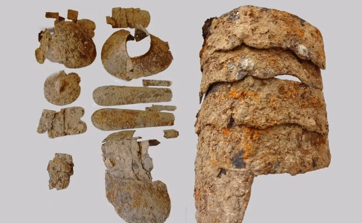 Đó là một áo giáp ước tính có niên đại khoảng nửa đầu thế kỷ 17, nằm chỉ cách mặt đất 60 cm khi phát hiện. Ảnh: @Patryk Chmielewski.