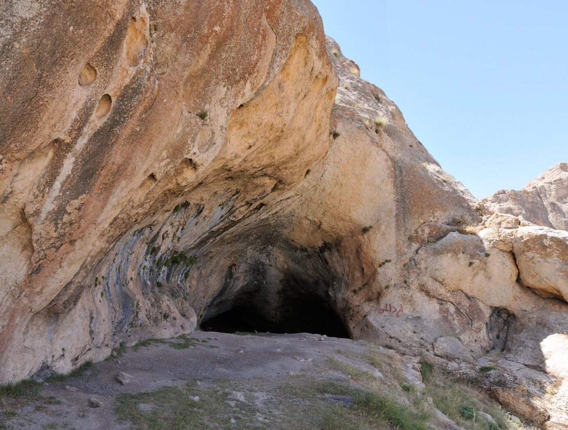 Bộ hài cốt này được tìm thấy trong hang động Qaleh Kurd, gần thành phố Avaj thuộc tỉnh Qazvin. Nhà khảo cổ học người Iran Hamid Vahdatinasab và nhà khảo cổ học người Pháp, Tiến sĩ Gilles Bréon, đã dẫn đầu cuộc khai quật này. Ảnh: @monaoryat9.