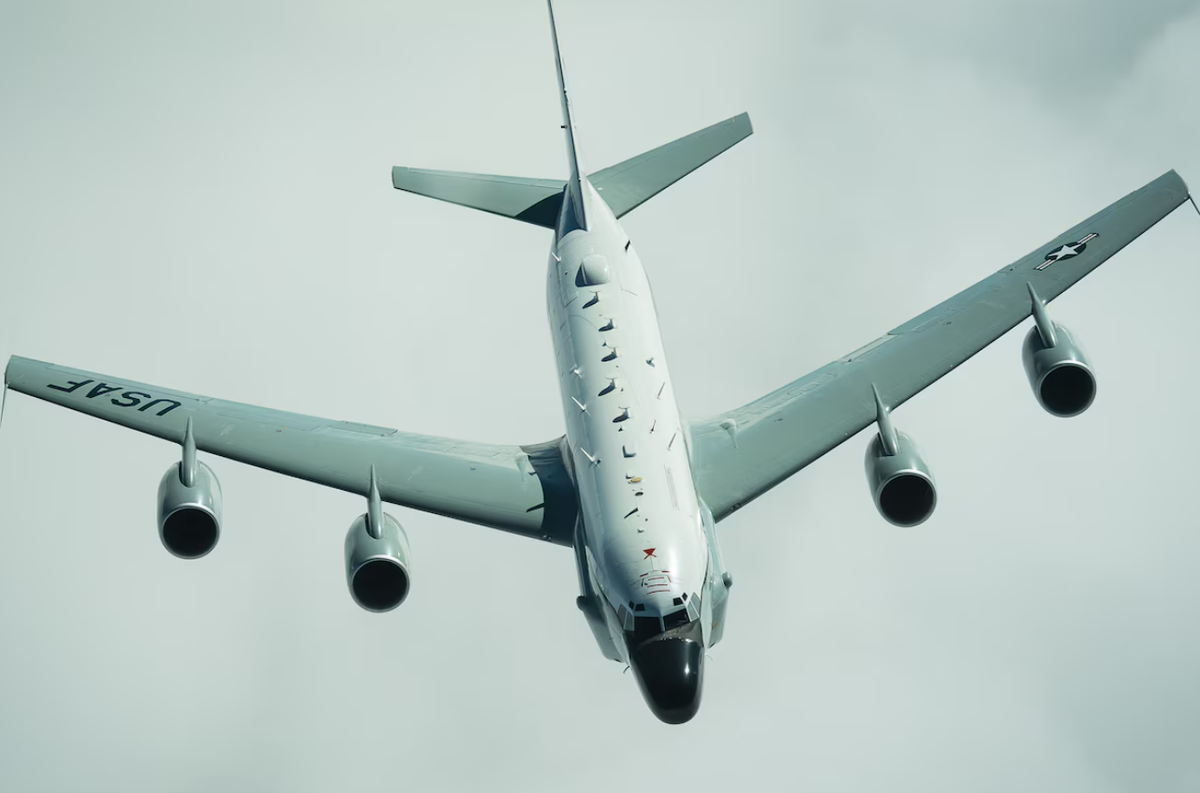 Trong Chiến tranh Lạnh, các tàu của Liên Xô thường xuyên theo dõi các cuộc tập trận hải quân của Mỹ ở Đại Tây Dương, thu thập dữ liệu về hệ thống radar và giao thức liên lạc. Tương tự như vậy, máy bay trinh sát của Mỹ, như RC-135 Rivet Joint, đã tuần tra gần biên giới Liên Xô để chặn tín hiệu từ các cuộc tập trận quân sự ở Thái Bình Dương. Ảnh: @ AF.mil.