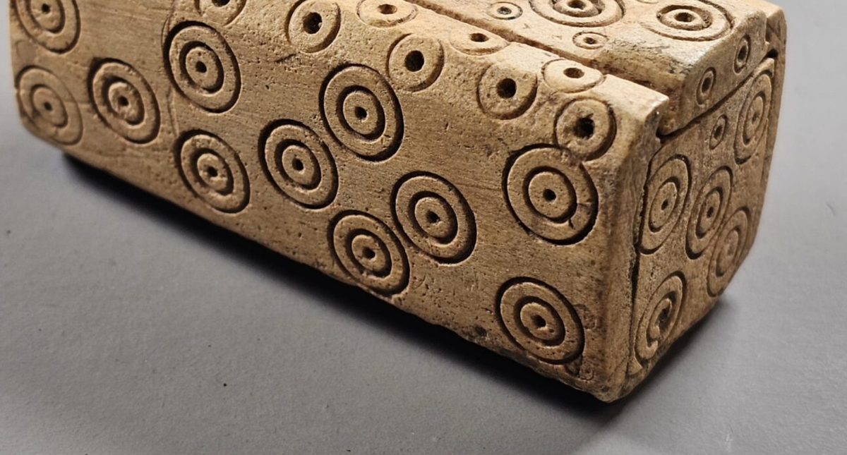 Chiếc hộp này có niên đại cách đây 8.000 năm trước. Ảnh: @Worcestershire Archaeology.