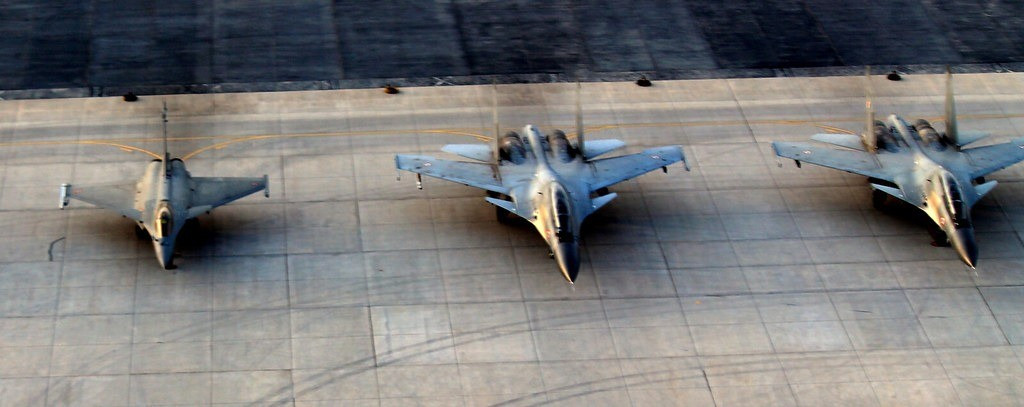 Về chiến thuật, Rafale có khả năng đảm nhiệm đồng thời nhiều nhiệm vụ, từ chiếm ưu thế trên không, tấn công chính xác, ngăn chặn trên biển đến trinh sát chiến thuật. Khả năng chia sẻ dữ liệu thời gian thực giúp Rafale phối hợp hiệu quả với các dòng Su-30MKI, Tejas Mk1A và tiêm kích thế hệ mới AMCA trong một mạng tác chiến tập trung.