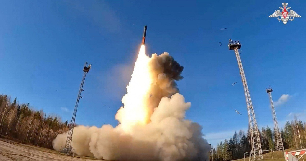 Hãng thông tấn nhà nước Nga TASS cho biết, đây là lần đầu tiên Bộ Quốc phòng Nga công khai hình ảnh hệ thống Oreshnik trong trạng thái triển khai dã chiến. Moscow coi động thái này là phản ứng trước những gì họ gọi là “các hành động gây hấn” của phương Tây, bao gồm việc NATO tăng cường viện trợ quân sự cho Ukraine.