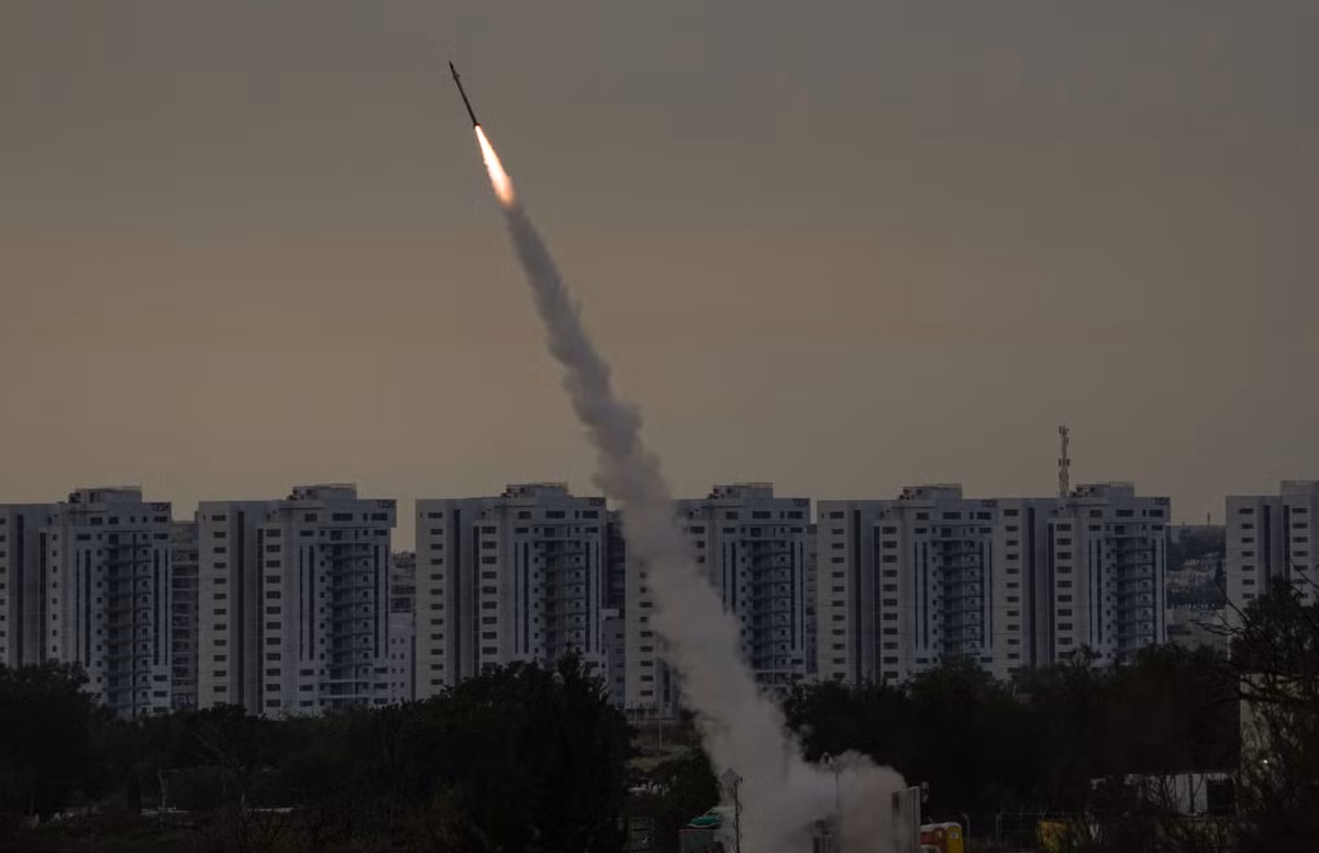 Đêm đầu diễn ra cuộc tấn công trả đũa của Iran đã cung cấp một bài kiểm tra thực tế về những tiến bộ này trên Iron Dome. Khi tên lửa phóng từ lãnh thổ Iran lao nhanh về phía Israel, bộ chỉ huy phòng không của Lực lượng Phòng vệ Israel đã phải đối mặt với một thách thức chưa từng có. Cuộc tấn công bao gồm hỗn hợp tên lửa Shahab-3, có tầm bắn lên tới 2.000 km và các biến thể Zolfaghar tầm ngắn hơn, có khả năng tấn công chính xác. Lực lượng Phòng vệ Israel báo cáo rằng, mạng lưới phòng thủ nhiều lớp đã đánh chặn khoảng 80 đến 90% tên lửa nhắm vào các khu vực đông dân cư hoặc chiến lược, một con số được các nhà phân tích độc lập xác nhận. Ảnh: @ C4ISRNet.