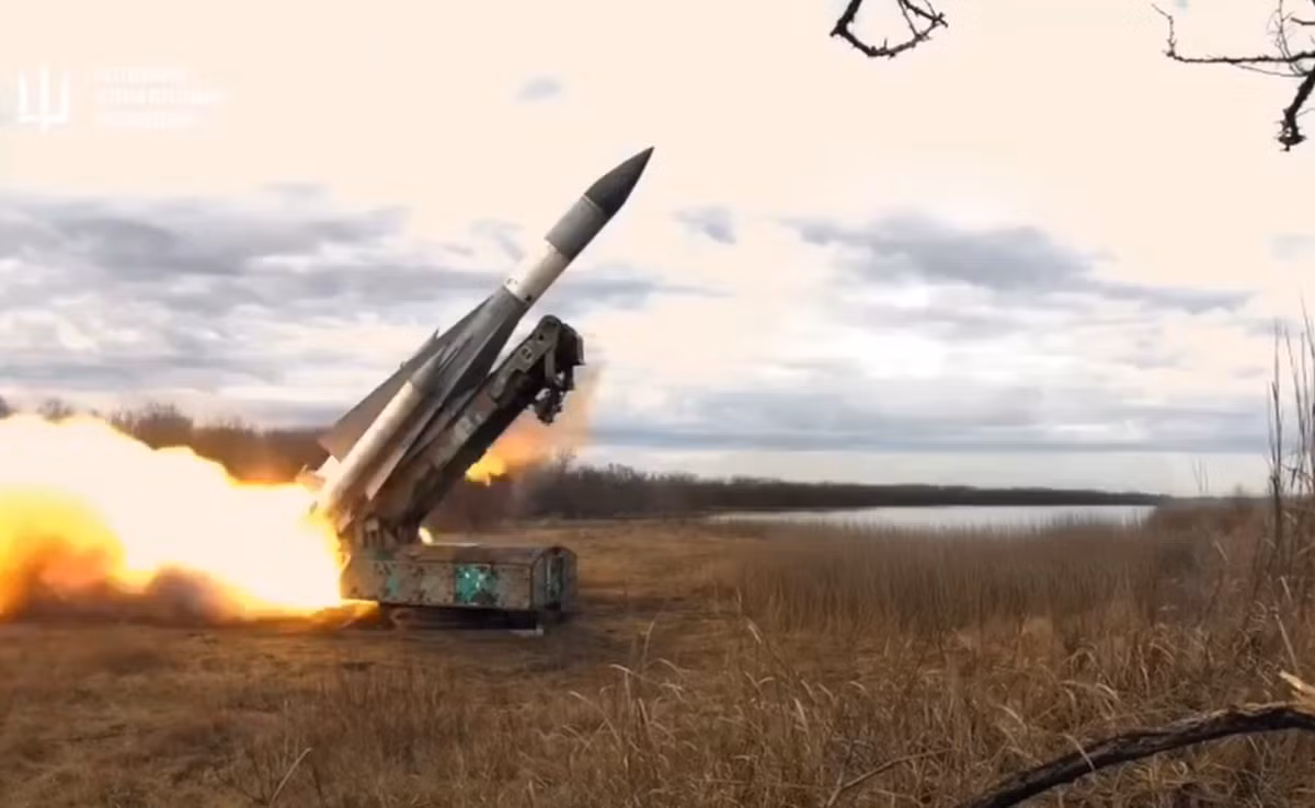 Một đoạn video xuất hiện cùng thời điểm này cho thấy, một tên lửa trông rất giống tên lửa thuộc hệ thống S-200 phóng đi, rồi lao xuống gần như theo phương thẳng đứng vào một mục tiêu, được cho là ở vùng Bryansk phía tây nước Nga, giáp với Ukraine. Ảnh: @GUR.