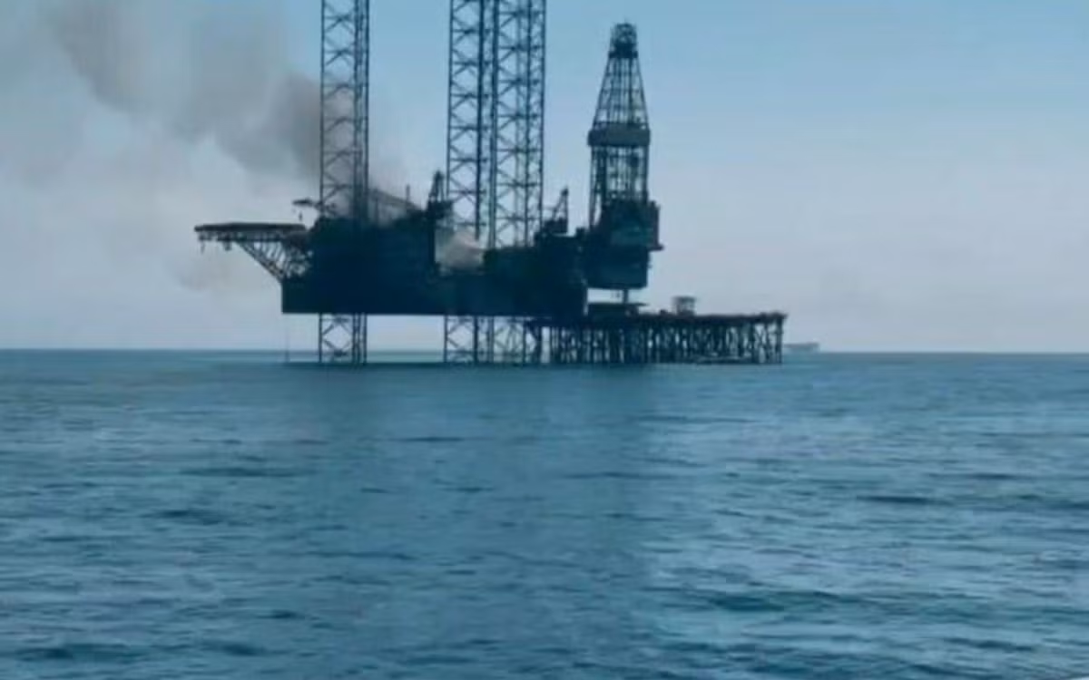 Được biết, tháp khai thác khí đốt ở giàn khoan này đang được Nga nắm giữ, và tận dụng nó làm radar, tích hợp bộ lặp tín hiệu máy bay không người lái và lắp các thiết bị theo dõi vị trí giám sát chung. Ảnh: @Romanov_92.