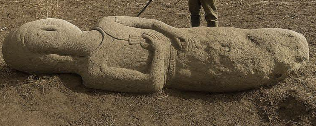 Qua các chi tiết trên, bức tượng mang những biểu tượng cho thấy tầm quan trọng và địa vị xã hội cao quý của nhân vật lịch sử này. Ảnh: @Erkin Turbayev.