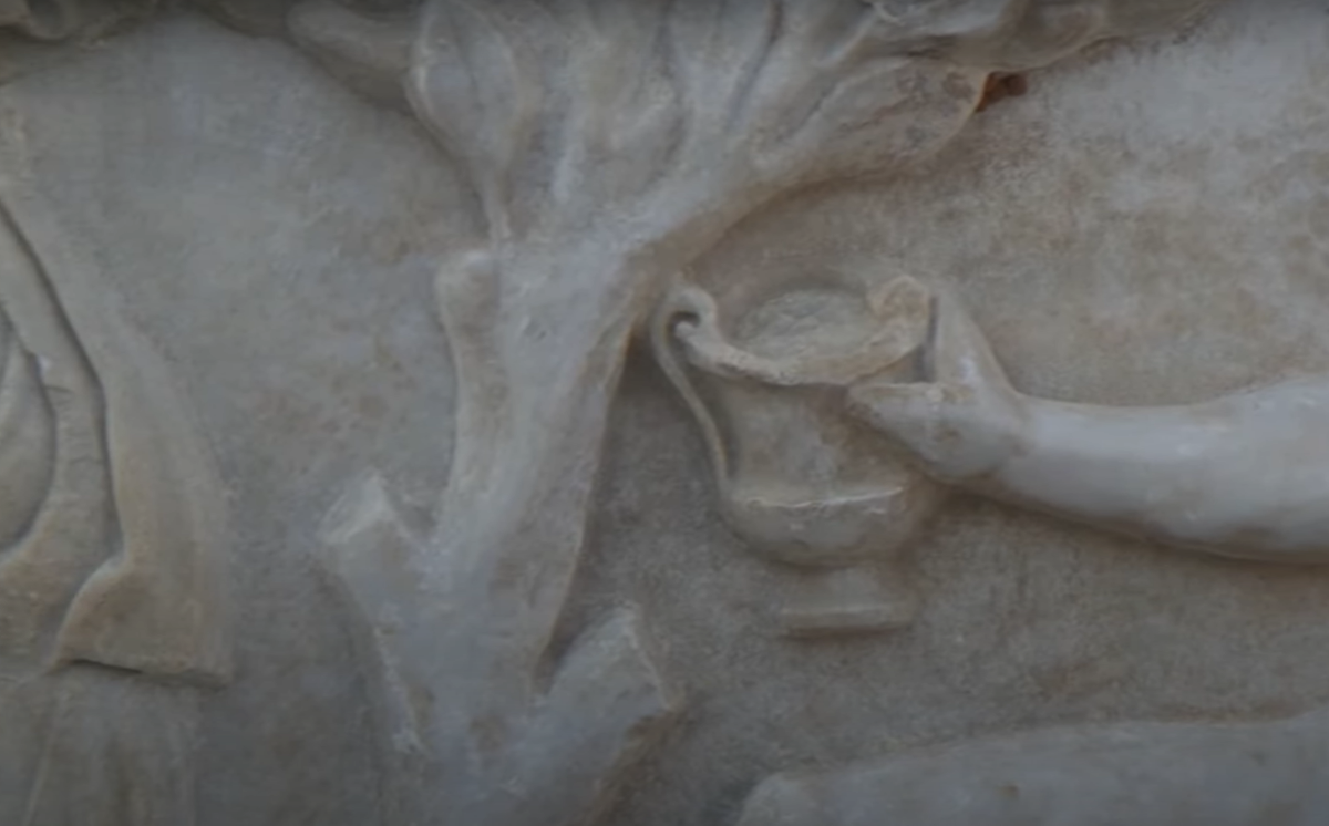 Thực tế, các cuộc thi uống rượu này là một nội dung họa tiết phổ biến trong nghệ thuật và tranh khảm La Mã cổ đại. Tuy nhiên, sự xuất hiện của nó trên một chiếc quan tài đá cẩm thạch như vậy là lần đầu tiên được tìm thấy. Ảnh: @IAA.