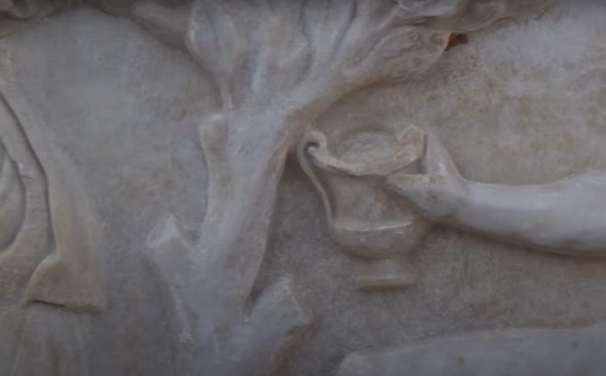 Thực tế, các cuộc thi uống rượu này là một nội dung họa tiết phổ biến trong nghệ thuật và tranh khảm La Mã cổ đại. Tuy nhiên, sự xuất hiện của nó trên một chiếc quan tài đá cẩm thạch như vậy là lần đầu tiên được tìm thấy. Ảnh: @IAA.