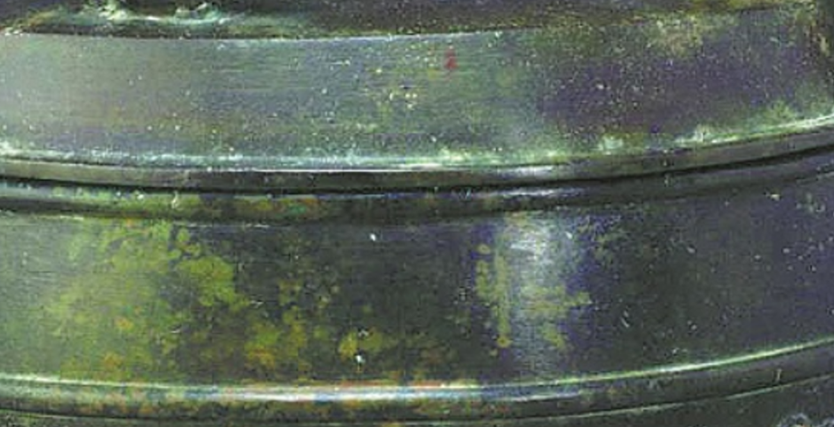 Sau khi đậy nắp, người nấu chỉ cần lật các chốt xuống và xoay nhẹ là nồi được niêm phong cực kỳ kín. "Thiết kế này thực sự rất tài tình", Chen Jianli đến từ Đại học Bắc Kinh, phát biểu trong một chương trình trên Đài Truyền hình Trung ương Trung Quốc. Ảnh: @Bảo tàng Hà Bắc.