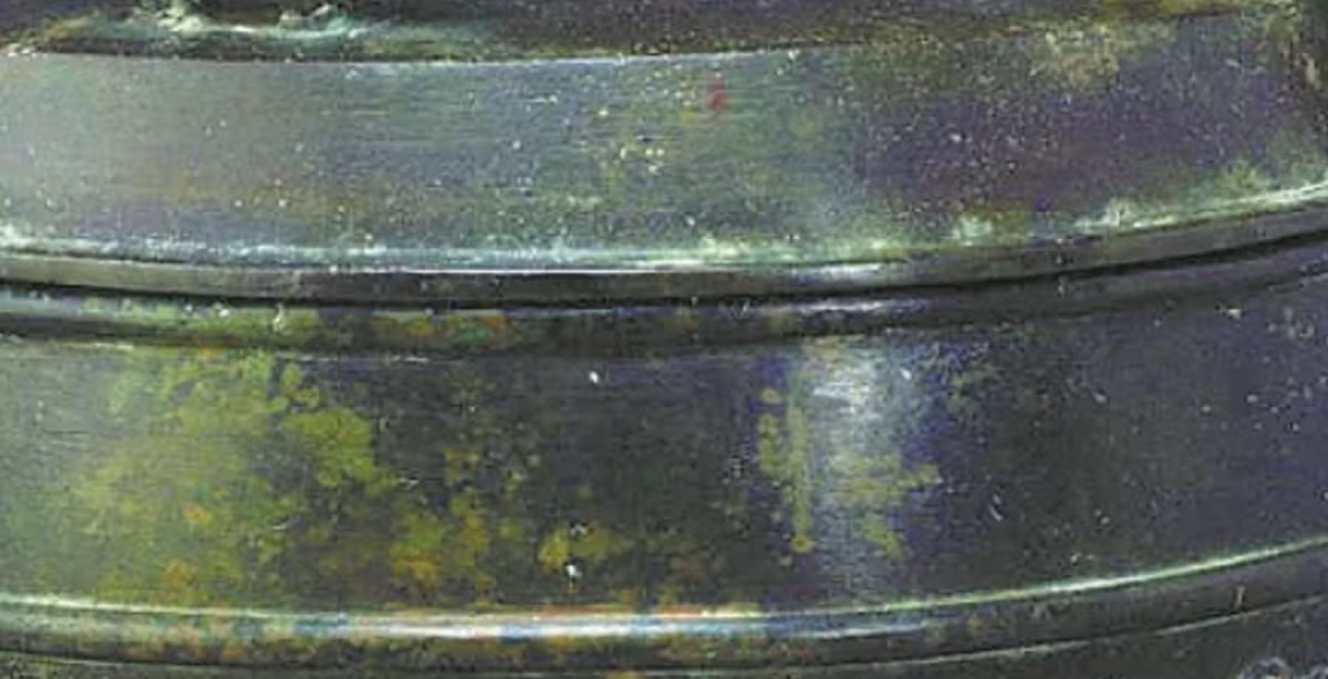 Sau khi đậy nắp, người nấu chỉ cần lật các chốt xuống và xoay nhẹ là nồi được niêm phong cực kỳ kín. "Thiết kế này thực sự rất tài tình", Chen Jianli đến từ Đại học Bắc Kinh, phát biểu trong một chương trình trên Đài Truyền hình Trung ương Trung Quốc. Ảnh: @Bảo tàng Hà Bắc.