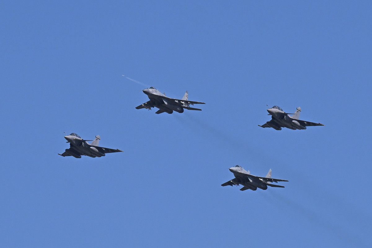 Không chỉ dừng ở các hệ thống phòng thủ và pháo phản lực, Serbia còn bất ngờ đưa ra hình ảnh của tiêm kích Rafale do Pháp sản xuất. Đây là loại máy bay chiến đấu đa nhiệm hiện đại, có thể đảm nhận cả không chiến lẫn tấn công mặt đất.