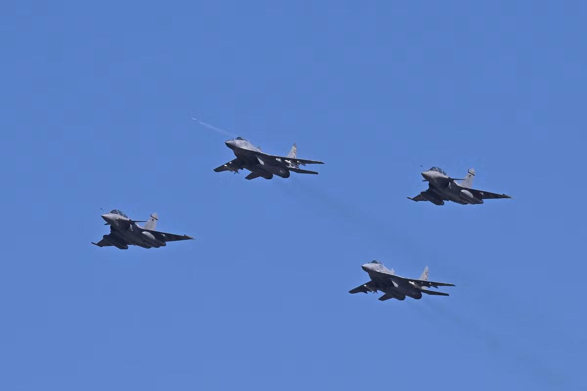 Không chỉ dừng ở các hệ thống phòng thủ và pháo phản lực, Serbia còn bất ngờ đưa ra hình ảnh của tiêm kích Rafale do Pháp sản xuất. Đây là loại máy bay chiến đấu đa nhiệm hiện đại, có thể đảm nhận cả không chiến lẫn tấn công mặt đất.