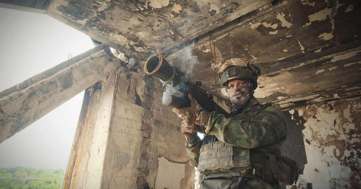 Một số chuyên gia quân sự Ukraine thừa nhận rằng, các đợt phản công gần đây không đạt được kết quả mong muốn, do thiếu dự trữ pháo binh và tình trạng quá tải trong hậu cần. Trong khi đó, phía Nga đã tăng cường hỏa lực pháo binh, UAV trinh sát và các đơn vị công binh để mở rộng hành lang tấn công.