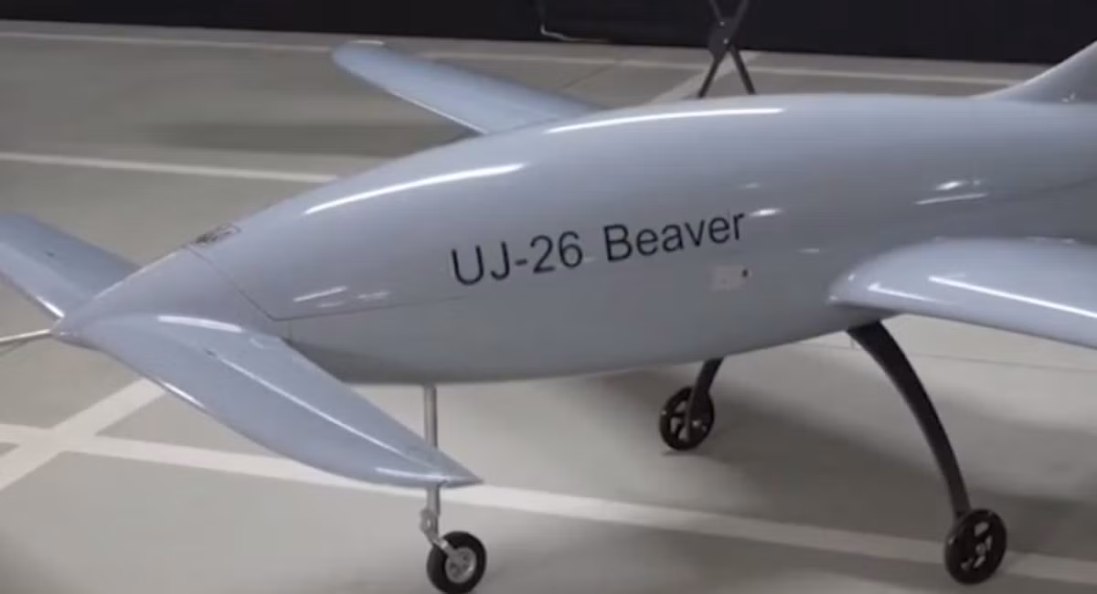 Bản nâng cấp UAV UJ-26 Bober này bao gồm camera ảnh nhiệt, một hệ thống liên lạc tích hợp mới chưa rõ danh tính, cho phép truyền cảnh quay video cho đến thời điểm va chạm mục tiêu với dữ liệu chất lượng cao theo thời gian thực gửi về người điều khiển từ xa. Ảnh: @Головне управління розвідки МО України.