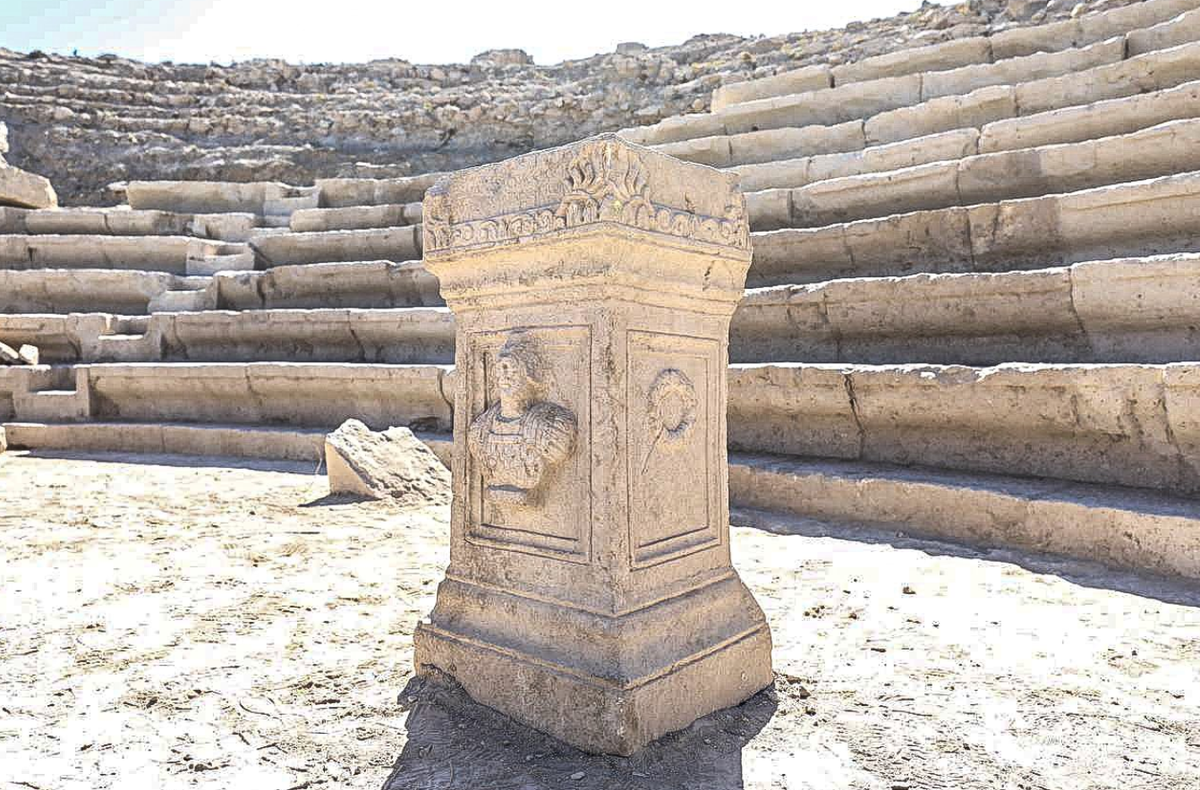 Bàn thờ kỳ lạ này ước tính có niên đại từ thế kỷ thứ 2 hoặc thứ 3 Sau Công Nguyên. Ảnh: @Đại học Selçuk.