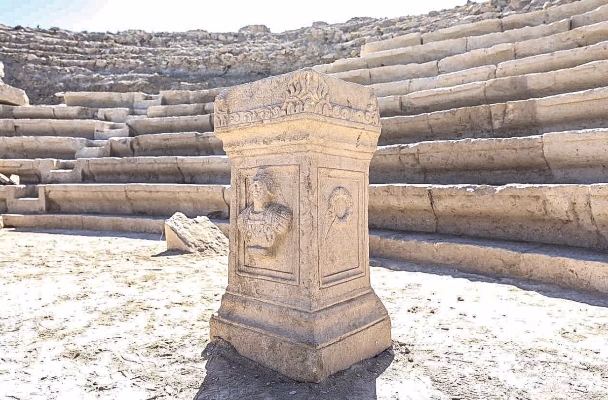 Bàn thờ kỳ lạ này ước tính có niên đại từ thế kỷ thứ 2 hoặc thứ 3 Sau Công Nguyên. Ảnh: @Đại học Selçuk.