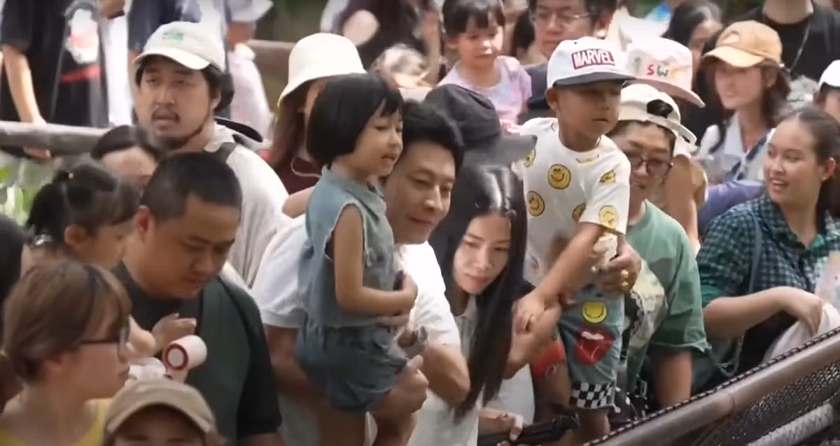 Vườn thú mở Khao Kheow đã chật kín người hâm mộ Moo Deng vào ngày đầu tiên trong bốn ngày diễn ra các hoạt động kỷ niệm sinh nhật của chú hà mã này. Trẻ em dưới 12 tuổi có thể vào vườn thú, và miễn phí trong suốt thời gian diễn ra sự kiện hoành tráng này. Ảnh: @Vườn thú mở Khao Kheow.