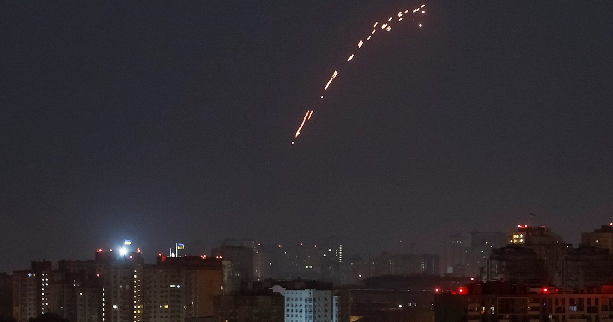 Việc Nga tăng cường tấn công bằng UAV Shahed và tên lửa Iskander-M cũng gửi đi thông điệp chính trị rõ ràng. Điện Kremlin muốn chứng minh khả năng tấn công ồ ạt, bất chấp hệ thống phòng thủ của Ukraine ngày càng dày đặc nhờ sự hỗ trợ của phương Tây. Đồng thời, Nga cũng thử phản ứng của NATO khi các tuyến bay đe dọa sát biên giới Ba Lan.