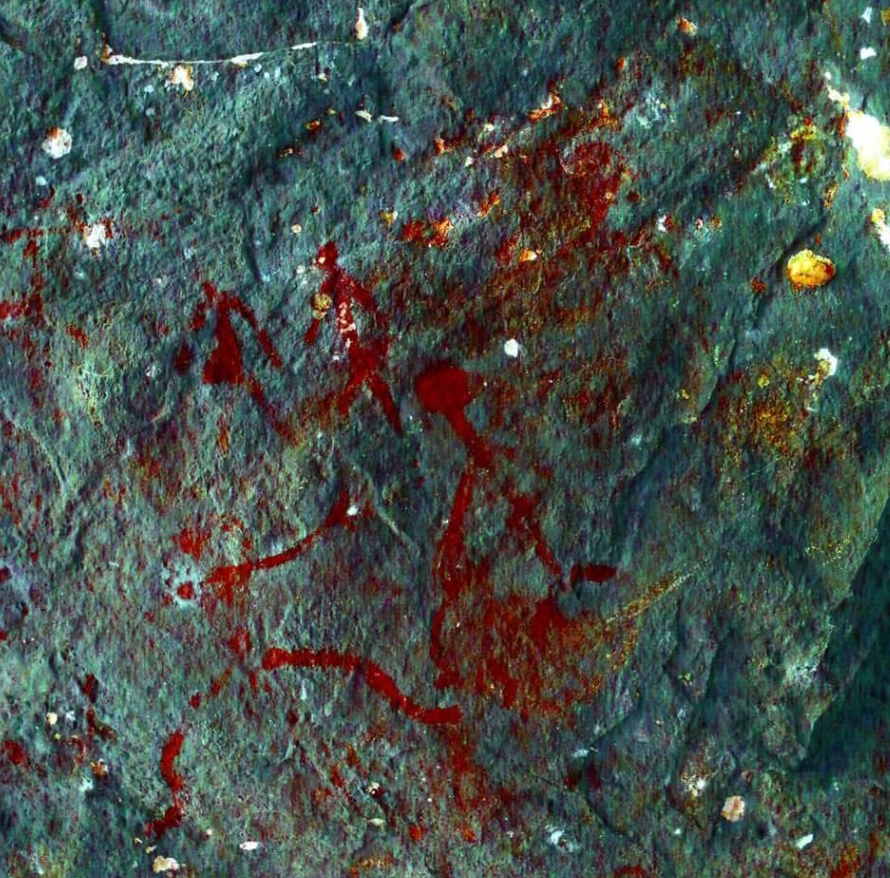 Ngoài ra, các nhà khảo cổ còn tìm thấy những bức tranh nằm trên trần hang Tham Din, chủ yếu là cảnh săn bắn được vẽ bằng đất son đỏ. Một số bức tranh cho thấy con người sử dụng cung tên để săn hươu. Ảnh: @PR Thai Government.