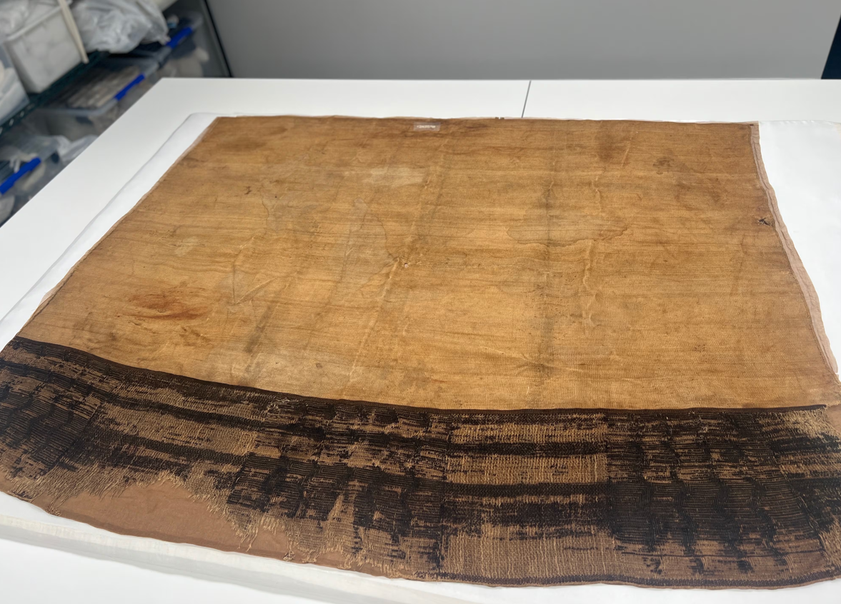 Đó là một pauku, kiểu dạng như một chiếc tấm choàng được các chiến binh sử dụng để bảo vệ cơ thể. Ảnh: @Đại học Durham.