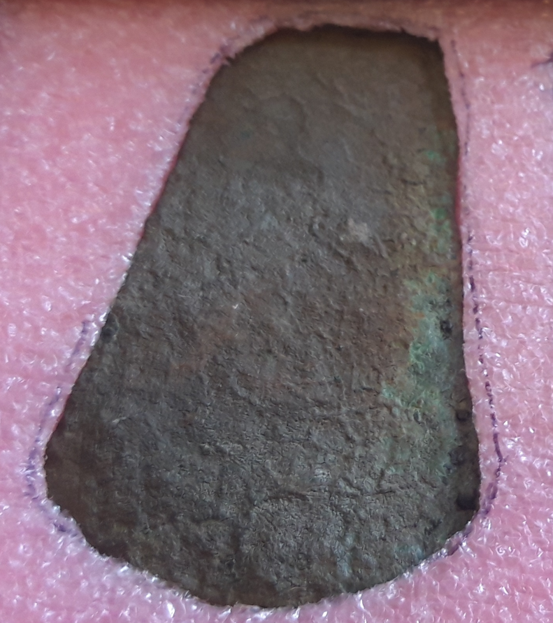 Kết quả thăm dò, nghiên cứu, phân tích khảo cổ chuyên sâu cho thấy, hai vật thể này thực tế là hai lưỡi rìu cổ, ước tính có từ Thời Kỳ Đầu Đồ Đồng Sớm, niên đại từ năm 2.150 đến 2.000 Trước Công Nguyên. Ảnh: @Bảo tàng Quốc gia Ireland.