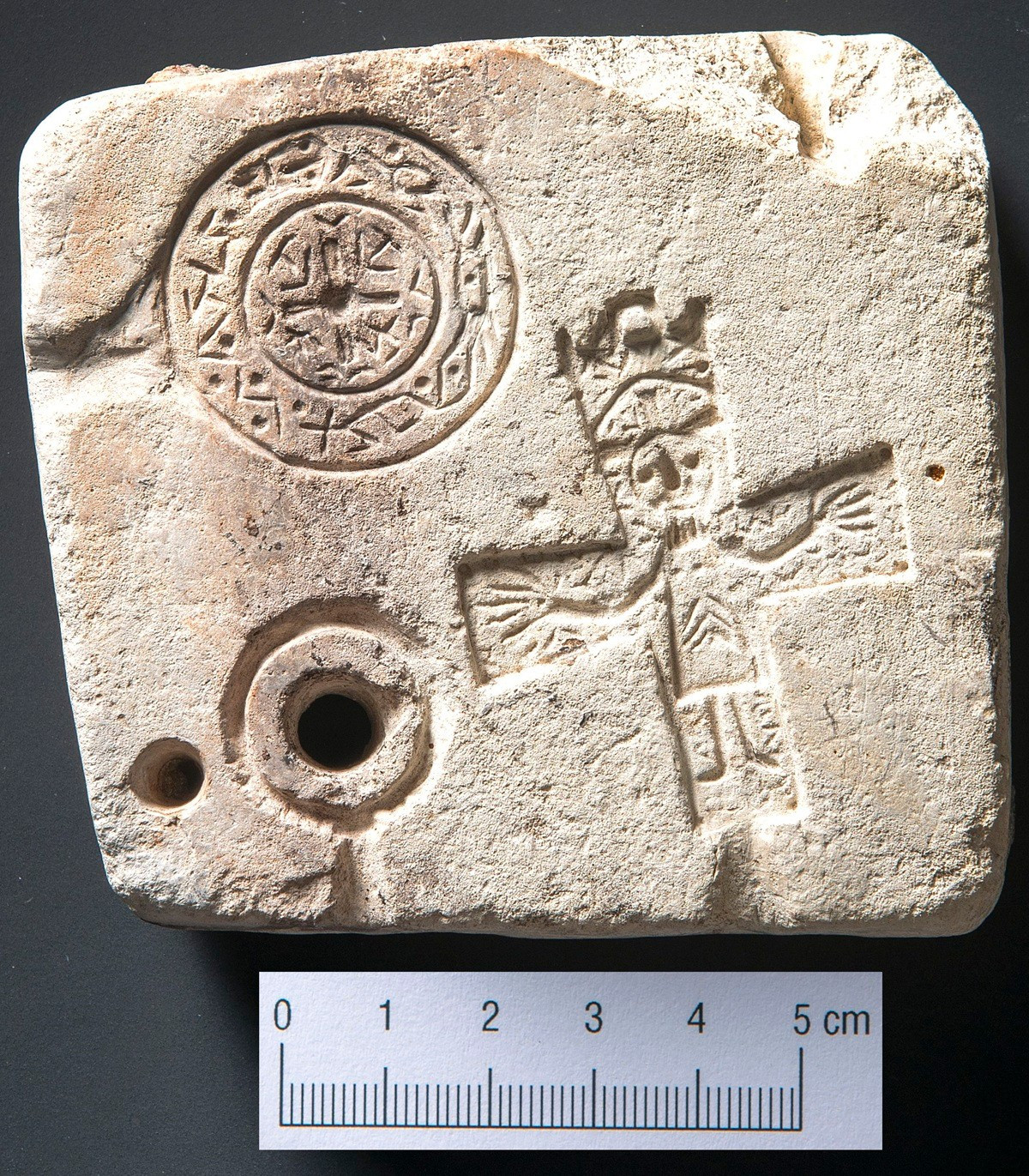 Đó là một khuôn đúc trang sức bằng đá. Vật thể có kích thước không đều 9 x 8,3 x 3 cm, ước tính có niên đại tầm thế kỷ 9 đến thế kỷ 11 Sau Công Nguyên. Ảnh: @Bảo tàng Chur.