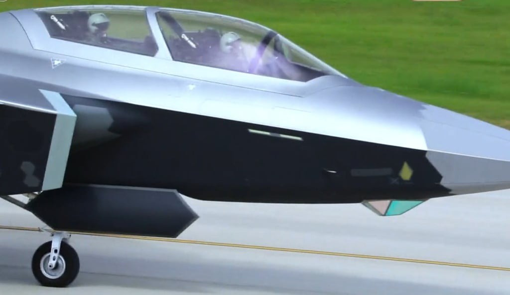 Nếu như tên lửa thể hiện sức mạnh răn đe thì khối không quân trong lễ duyệt binh lần này lại là minh chứng rõ nét cho tham vọng kiểm soát bầu trời của Bắc Kinh. Các biên đội máy bay chiến đấu tàng hình được sắp xếp trình diễn bên cạnh dàn tên lửa, tạo hình ảnh đầy tính biểu tượng về sức mạnh hợp nhất giữa hỏa lực chiến lược và khả năng chiếm ưu thế trên không.