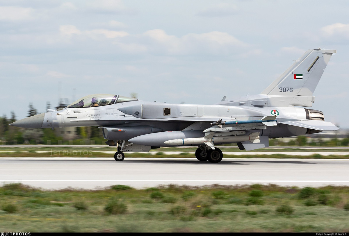 Tiêm kích F-16E Desert Falcon của Không quân UAE trên đường băng. Đây là biến thể F-16 được tùy biến sâu nhất từng xuất khẩu, đóng vai trò chủ lực tấn công của Abu Dhabi trong mọi kịch bản xung đột khu vực.