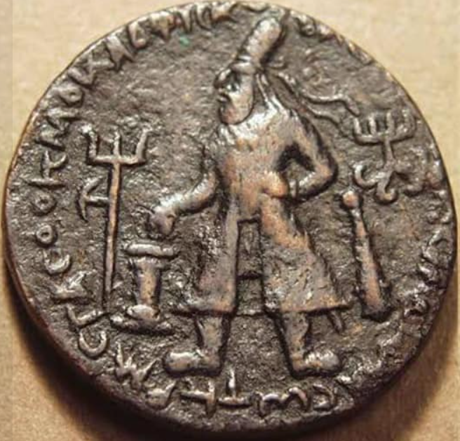 Đó là một đồng tiền kim loại có khắc hình Hoàng đế Kushan Vima Kadphises. Ảnh: @Viện Hàn lâm Khoa học Uzbekistan.