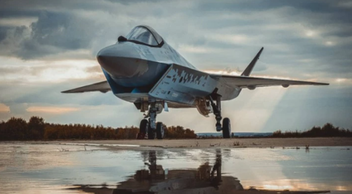 Thế nên, việc đưa Su-75 Checkmate vào sử dụng có thể thay đổi căn bản năng lực không quân của Belarus. Được thiết kế như một máy bay chiến đấu tàng hình một động cơ hạng nhẹ, Su-75 đặt mục tiêu cạnh tranh với F-35 Lightning II của Mỹ, với chi phí chỉ bằng một phần nhỏ, với mức giá ước tính là 30-40 triệu đô la một chiếc, so với 80-110 triệu đô la của F-35. Ảnh: @Defence Blog.