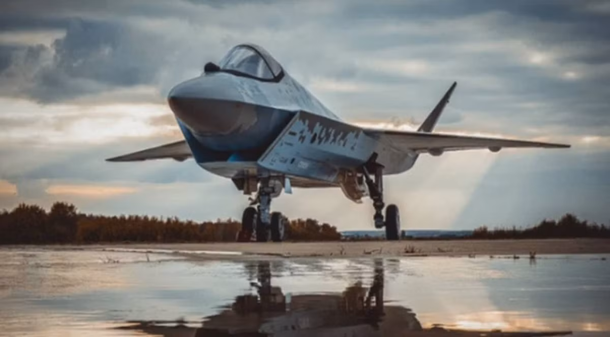 Thế nên, việc đưa Su-75 Checkmate vào sử dụng có thể thay đổi căn bản năng lực không quân của Belarus. Được thiết kế như một máy bay chiến đấu tàng hình một động cơ hạng nhẹ, Su-75 đặt mục tiêu cạnh tranh với F-35 Lightning II của Mỹ, với chi phí chỉ bằng một phần nhỏ, với mức giá ước tính là 30-40 triệu đô la một chiếc, so với 80-110 triệu đô la của F-35. Ảnh: @Defence Blog.