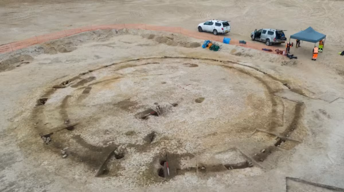 Ban đầu, Andy Young tỏ ra nghi ngờ về phát hiện này, nhầm tưởng chiếc bánh xe ngựa cổ này là một thiết bị hiện đại nào đó, mà một người nông dân địa phương chôn giấu gần đây. Ảnh: @Avon Archaeology Highland.