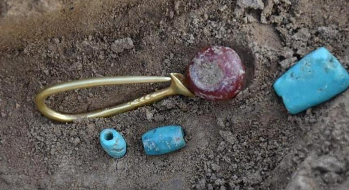 Đó là một bộ gồm 28 hạt ngọc màu lam được khai quật từ một số ngôi mộ cổ của giới thượng lưu ở Bắc Kinh. Ảnh: @Yang Feiyue/China Daily.