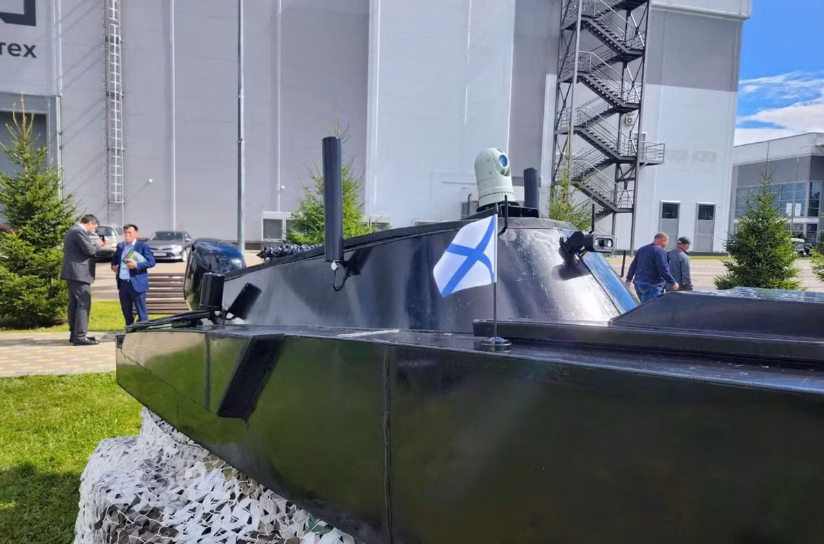 Theo nhà phát triển, Murena-300 được thiết kế để bảo vệ các cơ sở của Hải quân Nga, tiến hành các hoạt động khai thác hoặc rà phá bom mìn, tuần tra các căn cứ bằng cách cung cấp video thời gian thực, trinh sát các mục tiêu trên mặt nước và ven biển, cũng như hỗ trợ hỏa lực cho các hoạt động trên biển. Ảnh: @Naval News.