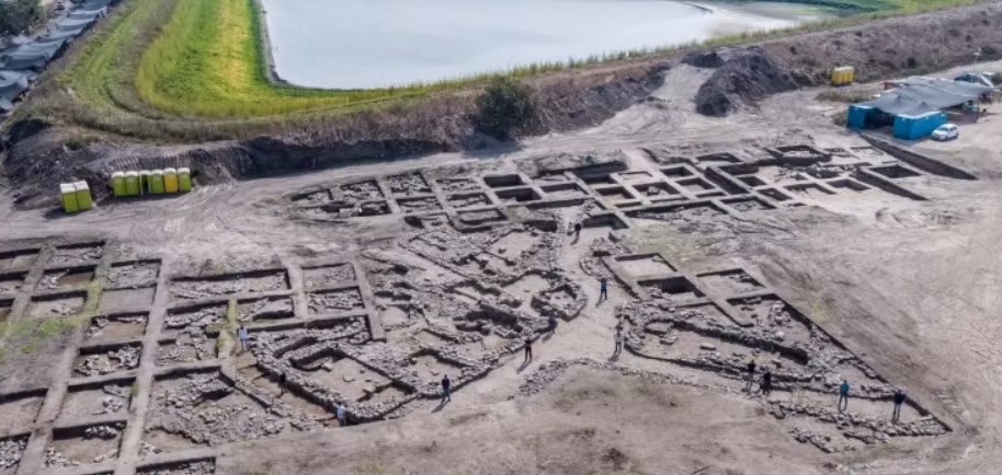 Đó là tàn tích của một thành phố cổ, ước tính có niên đại khoảng 5.000 năm tuổi. Thành phố cổ này được xây dựng trên quy mô diện tích 65 ha. Ảnh: @Cơ Quan Cổ Vật Israel.