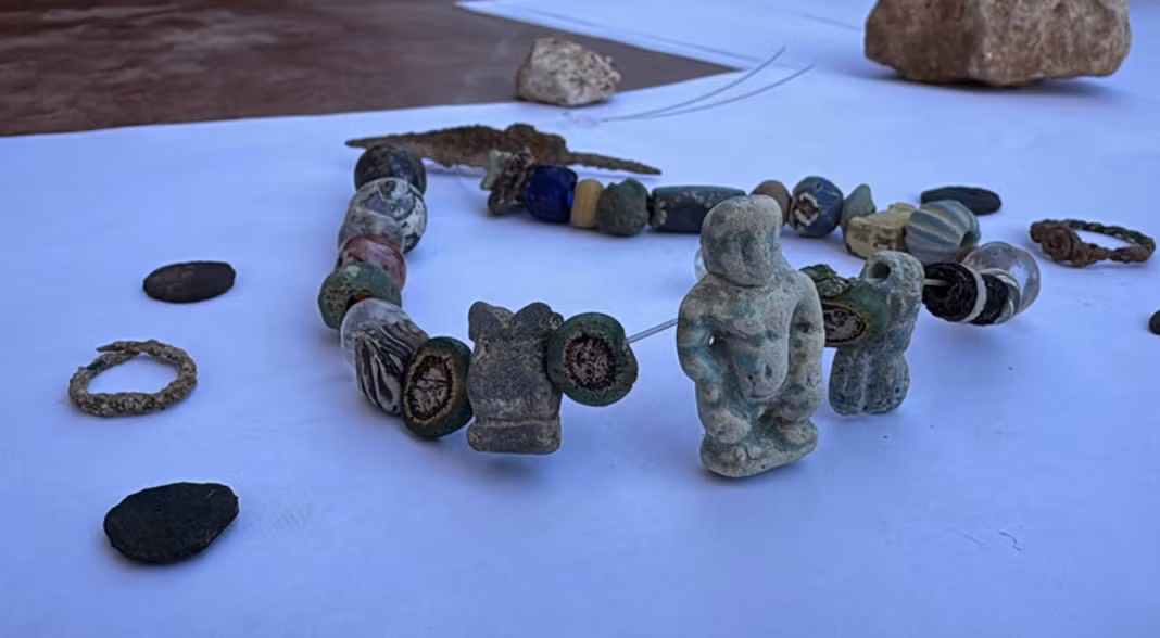 Các nhà nghiên cứu tìm thấy bùa hộ mệnh, chuỗi hạt, và đáng chú ý nhất vẫn là một bức tượng quý hiếm của vị thần Ai Cập tên là Pataikos. Ảnh: @Bảo tàng Adıyaman.
