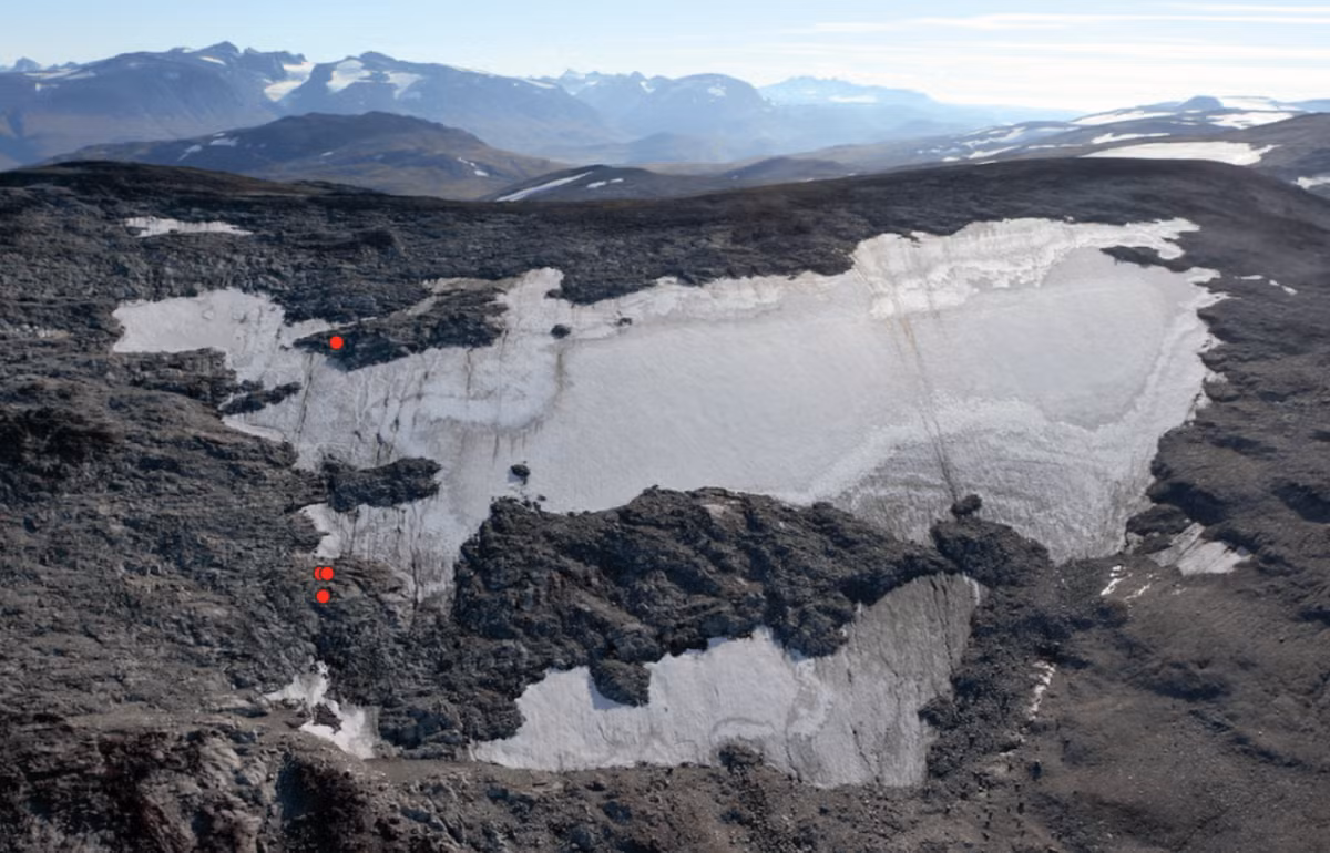 Lần theo tọa độ GPS mà hướng dẫn viên này gửi, các chuyên gia đã đến địa điểm Mảng băng Ngựa ở độ cao 2.000 mét trên núi Oppland, Na Uy. Ảnh: @Bảo tàng Lịch sử Văn hóa của Đại học Oslo.