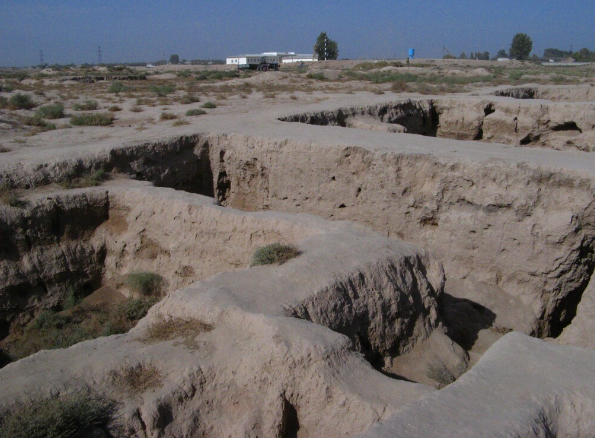 Không chỉ dừng tại đó, cũng tại khu định cư Dalverzin Tepe này, các chuyên gia đến từ Viện Hàn lâm Khoa học Uzbekistan bất ngờ tìm thấy thêm vật thể cổ xưa kỳ lạ. Ảnh: @Viện Hàn lâm Khoa học Uzbekistan.