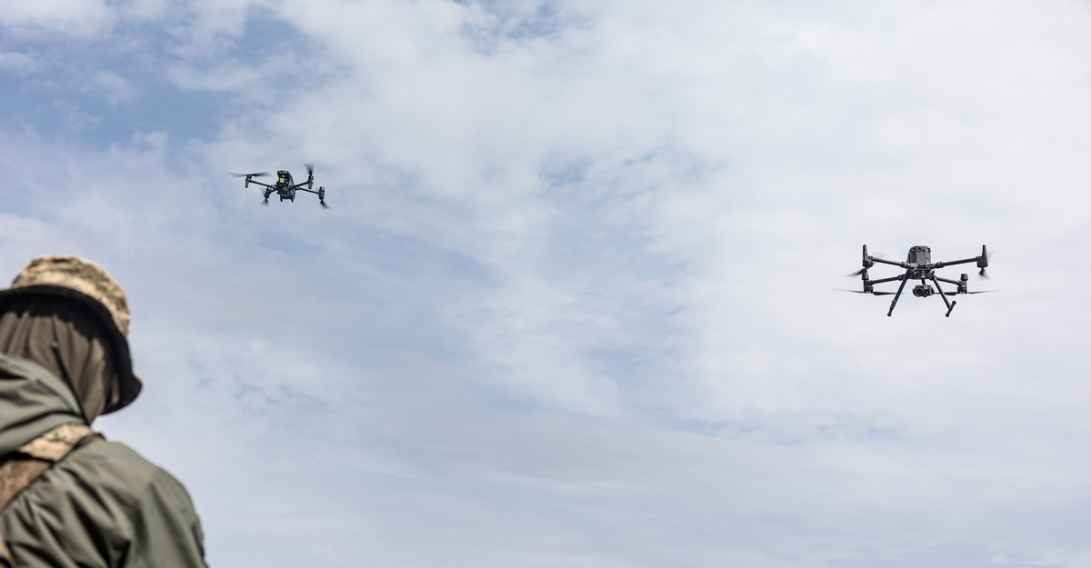 Trong khi đó, truyền thông Ukraine lại đưa tin theo hướng khác, cho rằng cuộc tấn công đã “đạt được hiệu quả chiến thuật” khi gây ra thiệt hại cho đối phương. Các nguồn thân Kiev nhấn mạnh rằng đây là bằng chứng cho thấy hệ thống phòng không Nga và lực lượng ly khai không thể bảo vệ tuyệt đối các mục tiêu trọng yếu.