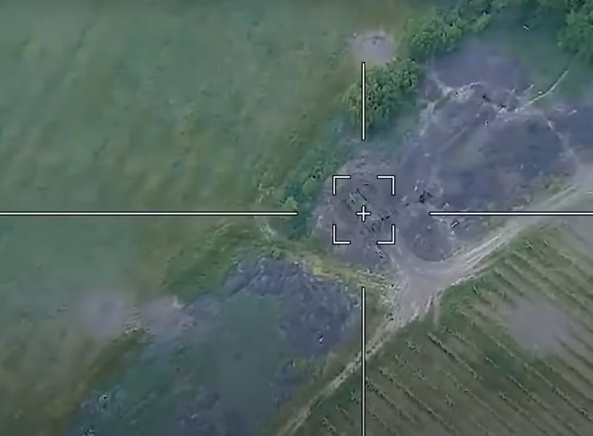 Các hoạt động này thường dựa vào máy bay không người lái trinh sát để xác định vị trí mục tiêu trước khi Lancet được phóng, một chiến thuật giúp tối đa hóa độ chính xác của nó. Thiết kế khí động học của máy bay không người lái này có cánh kép hình chữ X, giúp tăng cường khả năng cơ động và tốc độ, với tốc độ bổ nhào được báo cáo lên tới 300 km/giờ. Ảnh: @Military TV.