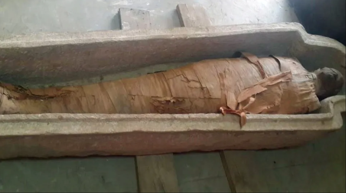 Khi các nhà khảo cổ mở nó ra, họ đã vô cùng kinh ngạc trước tình trạng nguyên vẹn của xác ướp và các hiện vật xung quanh. Ảnh: @Bộ Văn hóa Ý.