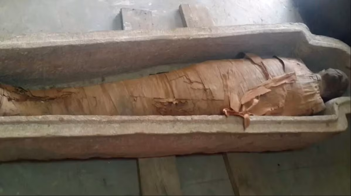 Khi các nhà khảo cổ mở nó ra, họ đã vô cùng kinh ngạc trước tình trạng nguyên vẹn của xác ướp và các hiện vật xung quanh. Ảnh: @Bộ Văn hóa Ý.