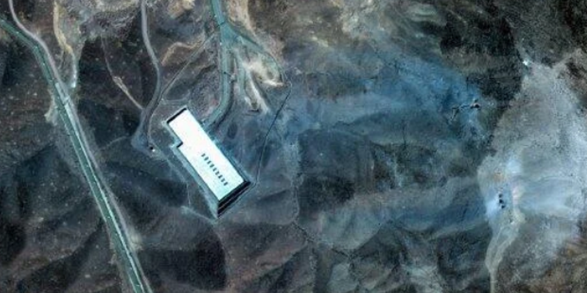 “Thậm chí, nhiều lớp tro xám xanh do các cuộc không kích gây ra được nhìn thấy trên một vùng rộng lớn của khu vực Fordow”, Maxar lưu ý trong một tuyên bố kèm theo hình ảnh dẫn chứng. Ảnh: @Maxar Technologies.