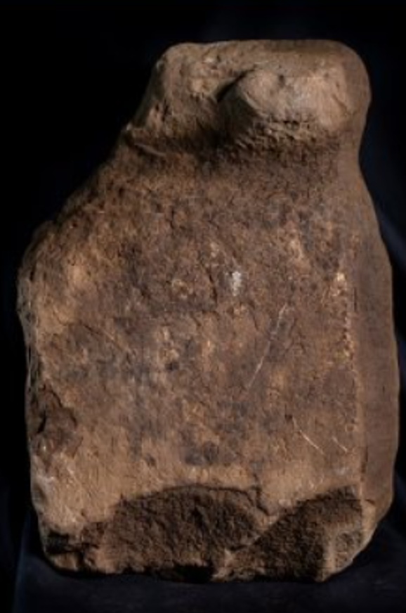 Chúng được chạm khắc bằng một kỹ thuật gọi là đục, bao gồm đục bằng một dụng cụ nhọn. Ảnh: @Bảo Tàng Khảo Cổ Scotland.