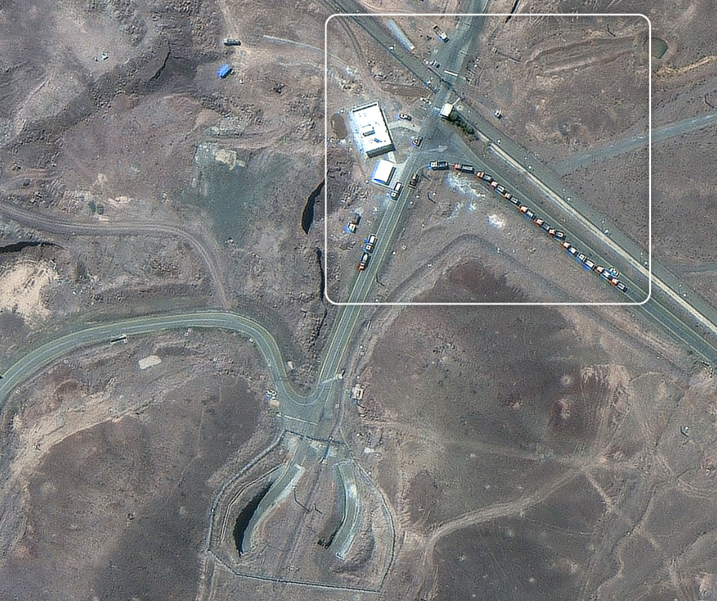 Các bức ảnh vệ tinh khác do Maxar Technologies công bố cho thấy một loạt hoạt động bất thường gần đường hầm, vào ba ngày trước cuộc không kích của Mỹ vào khu phức hợp ngầm Fordow. Cụ thể, vào ngày 19 tháng 6, có 16 xe tải chở hàng gần đường hầm vào. Ngày hôm sau, các xe tải đã di chuyển về phía tây bắc ra khỏi địa điểm, nhưng các xe tải và xe ủi khác lại ở gần lối vào. Ảnh: @Maxar Technologies.